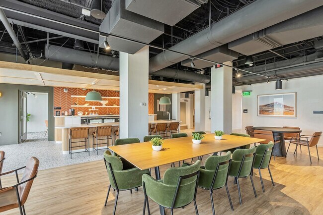 Building Photo - 105 W 600 S