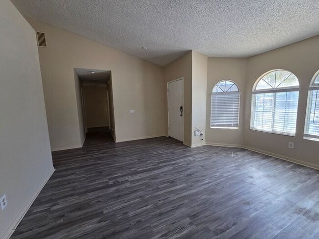 Building Photo - Newly available