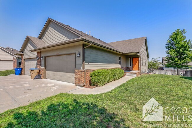 Building Photo - Stunning Townhome in East Wichita-This is a Must See!
