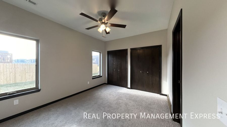 Building Photo - 3-Bed, 2-Bath Townhome: Modern, Spacious, Convenient