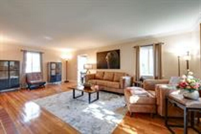 Building Photo - Beautiful Brick Home In A Desirable Location