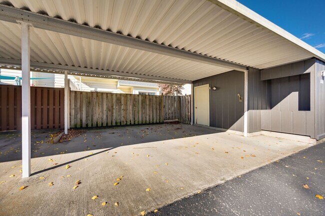 Building Photo - Awesome 4BR/3BA end-unit townhouse in the desirable River Plantation neighborhood!