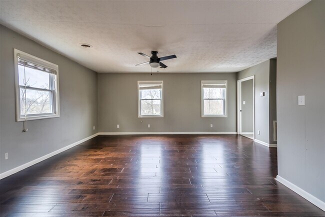 Building Photo - 2426 Lewisburg Rd