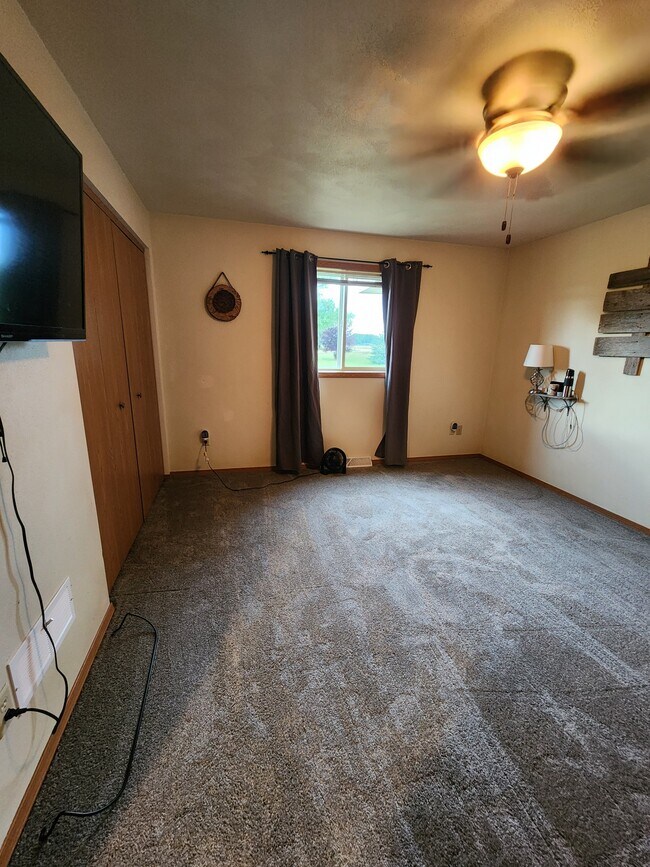 Building Photo - Townhouse (2 bdrm w/ 2.5 car garage, yard,...