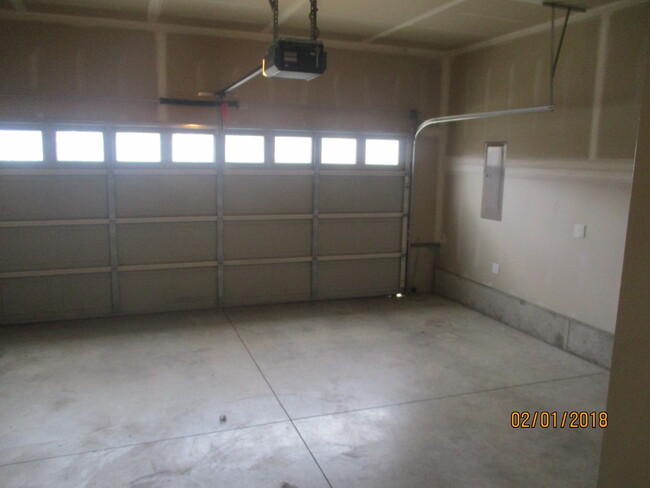 Building Photo - Green area 3 Bedroom 2 Bath home with Garage
