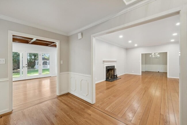 Building Photo - 216 Valparaiso Ave