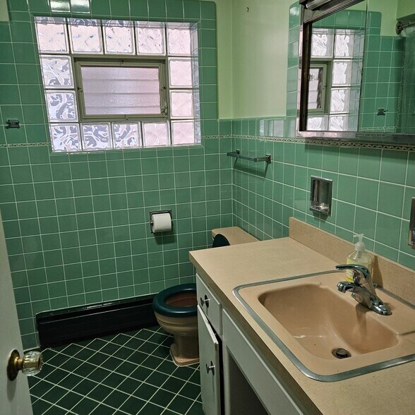 Building Photo - 5852 N Melvina Ave