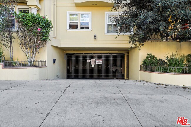 Building Photo - 1050 N Edinburgh Ave