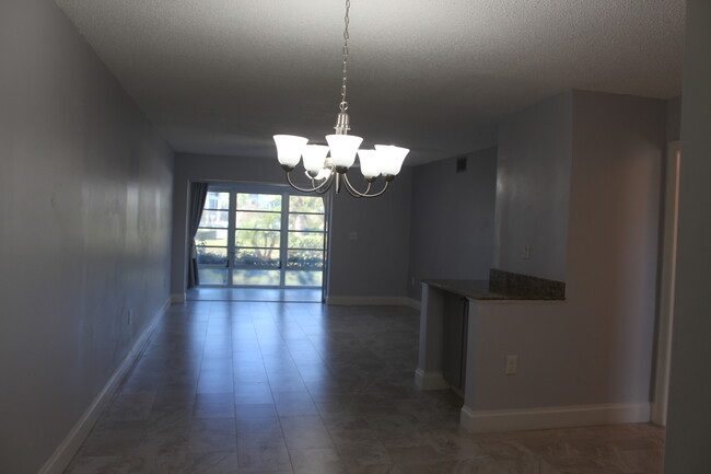 Spacious Living Room - 315 Saint Andrews Blvd