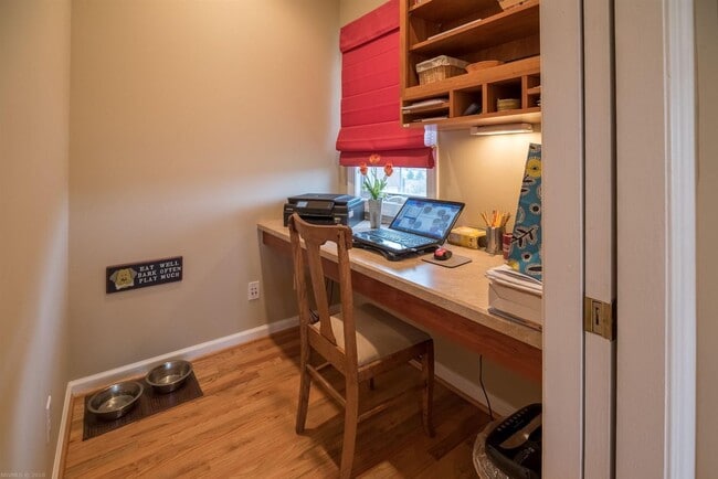 Building Photo - Charming Wyatt Farms Home with Stunning Vi...