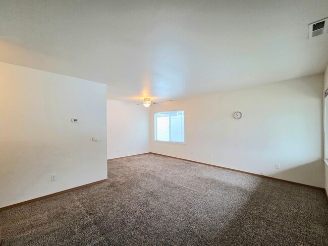 Building Photo - 1231/1233 Montana St. Duplex