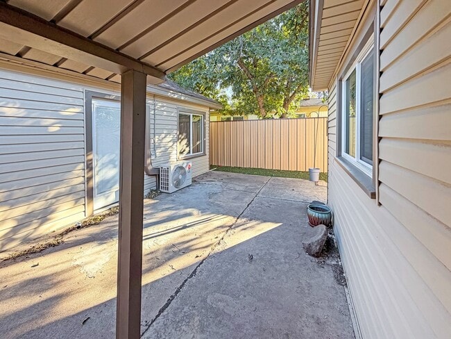 Building Photo - 829 W Madison Ave