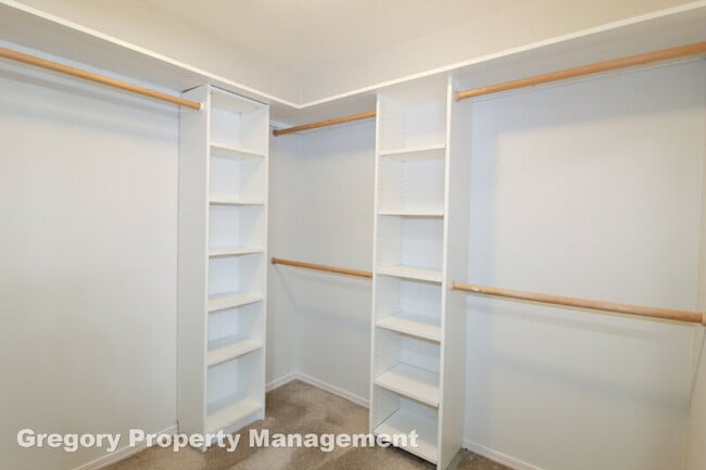 Building Photo - 2000 Village Green Dr