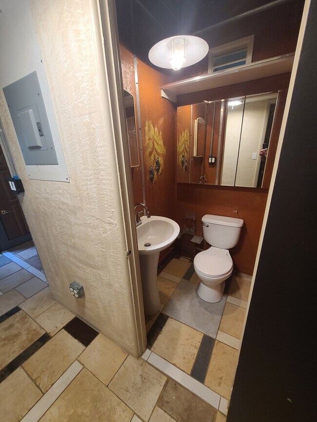 Building Photo - 1703 John Anderson Dr