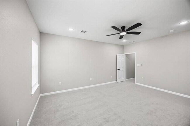 Building Photo - 10214 Hollyglen Dr