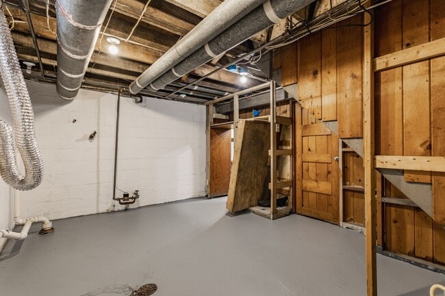 Building Photo - AVOID SCAMMERS!! WE DO NOT POST ON CRAIGSLIST!! Charming 2 Bedroom, 1 Bath brick home a block fro...