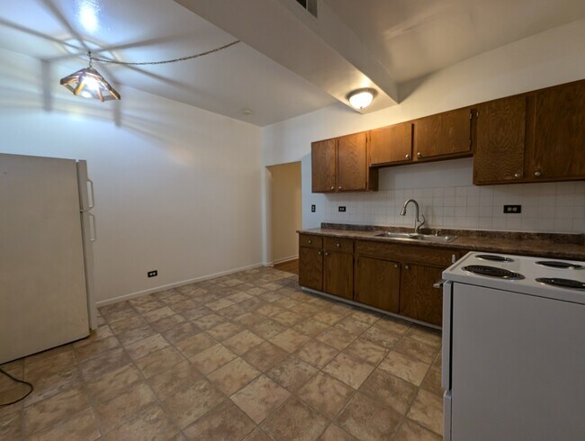 Building Photo - 3147 W Medill Ave