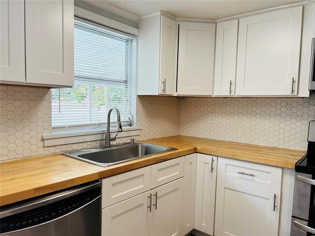 Building Photo - 501 25th Ave W