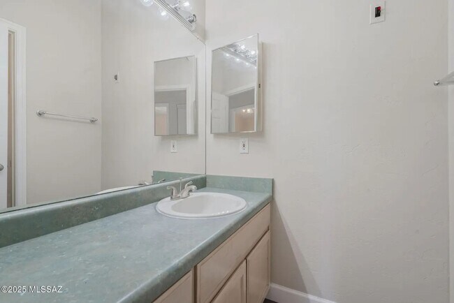 Building Photo - 2862 N Tyndall Ave