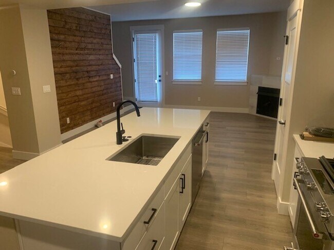 Building Photo - 3 Bed/3 Bath Modern and Luxurious Townhome in NE Bend