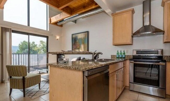 Building Photo - 2 Bed, 2.5 Bath Townhouse with 330+ Sq Ft of Commercial/Studio Space