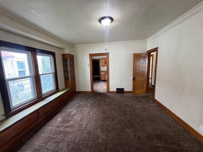 Building Photo - Charming 4-Bedroom Property in Prime Location