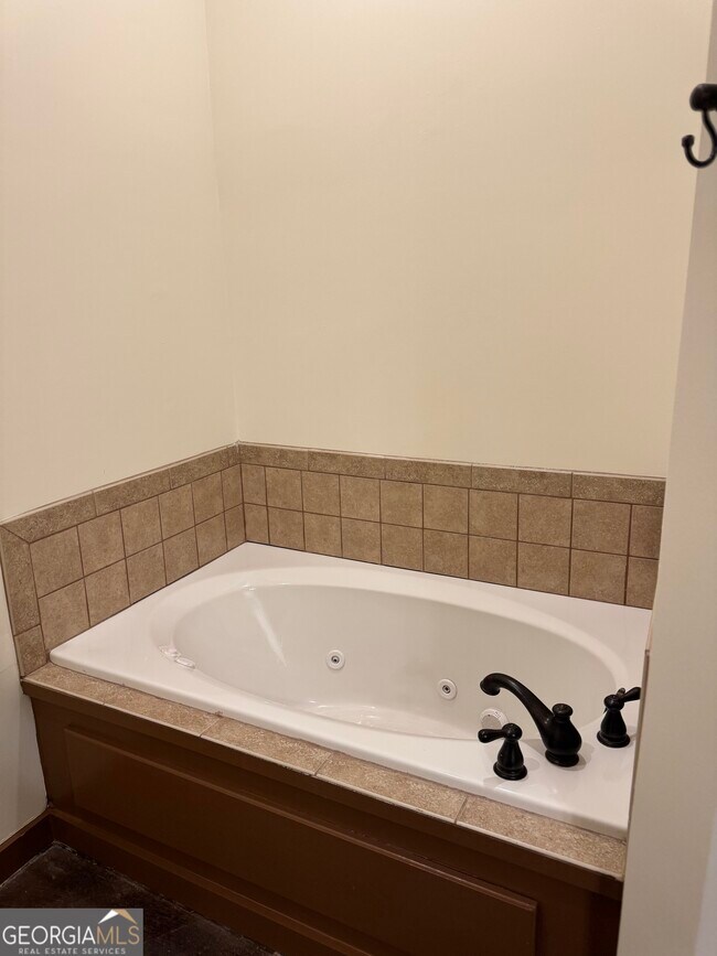 Building Photo - 250 Martha Dr