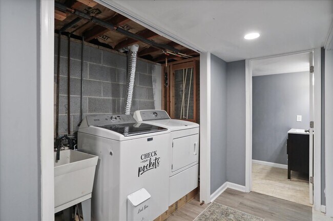 Building Photo - 13715 Dixie Dr