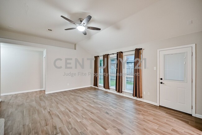 Building Photo - Well Maintained and Tastefully Updated 3/2...