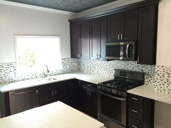 Building Photo - New Renovation - South Side Flats