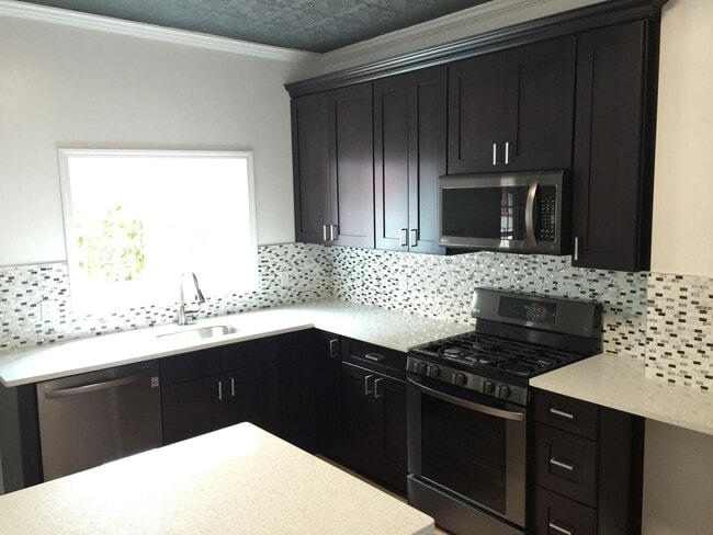 Building Photo - Updated Renovation - South Side Flats