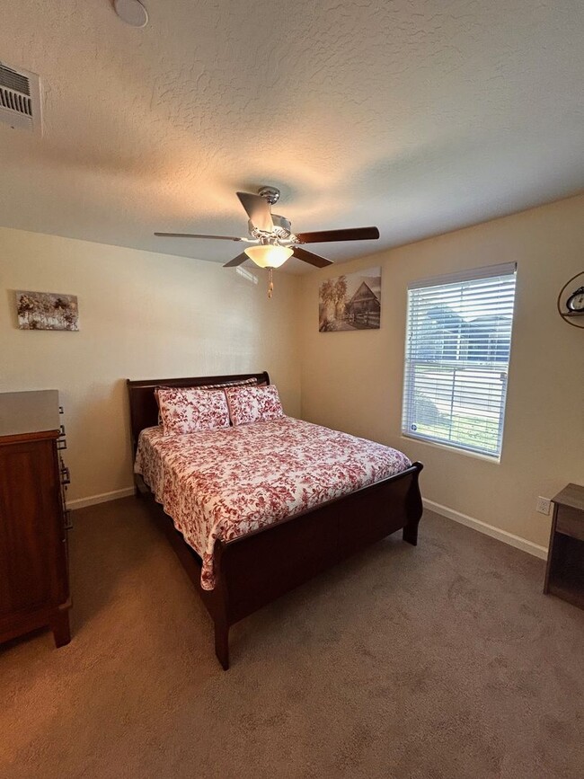 Building Photo - Beautiful home for rent in Tulare!