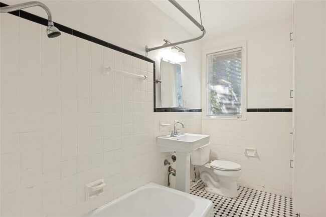 Building Photo - 1405 Broadmoor Dr