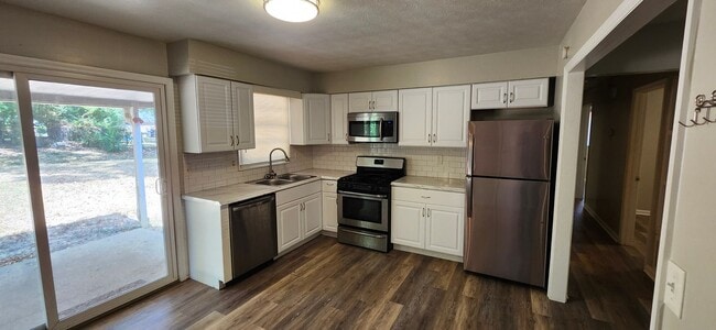 Building Photo - 3 Bedroom Home North Columbus