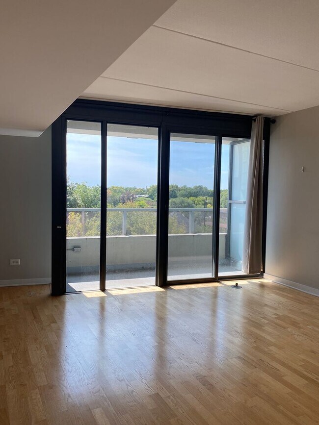 Building Photo - 1 Bed, 1 Bath Condo Near Downtown Evanston...