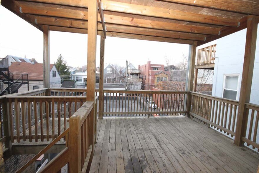 Building Photo - 1336 W Belmont Ave