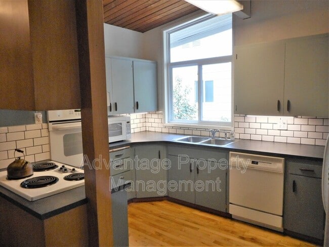 Building Photo - 3245 NW Norwood Dr