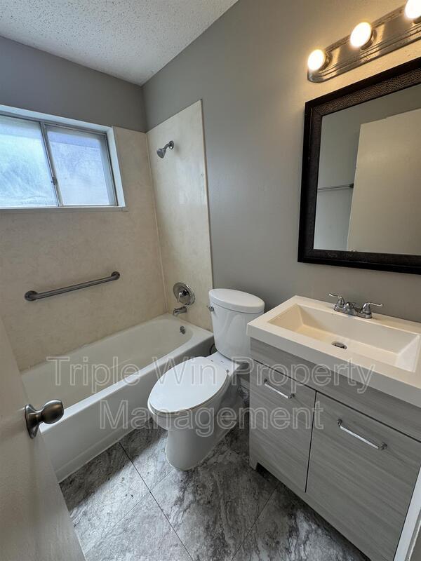 Building Photo - 513 Coachway Ln