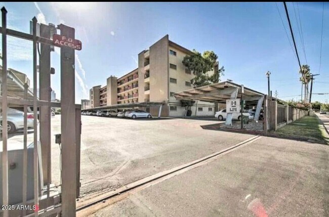 Building Photo - 353 E Thomas Rd