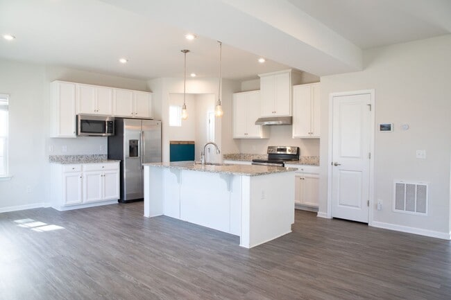 Building Photo - 4 Bedroom, 2.5 Bath Home w/ Fenced Backyard and 2 Car Garage