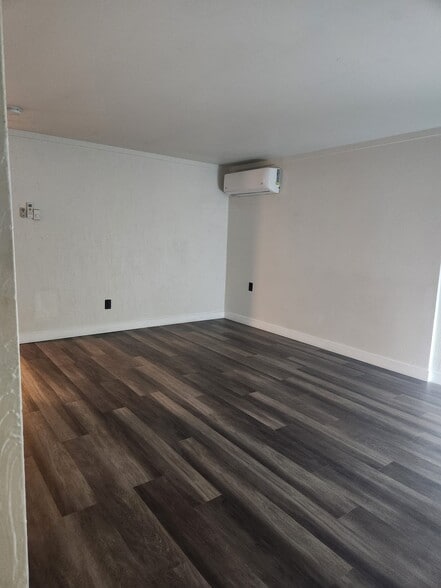 Building Photo - 307 NW Elm Ave