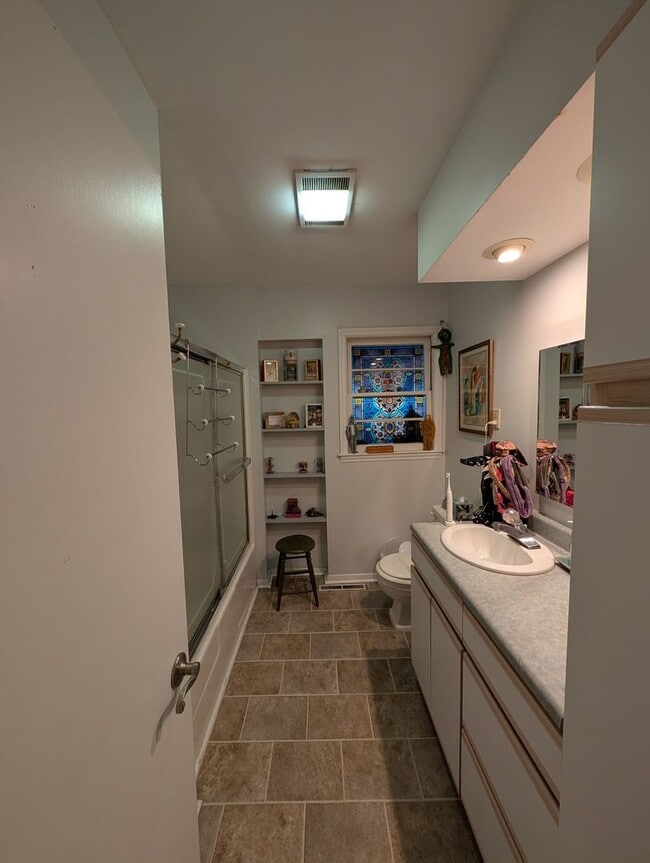 Building Photo - Black Mountain Rental!