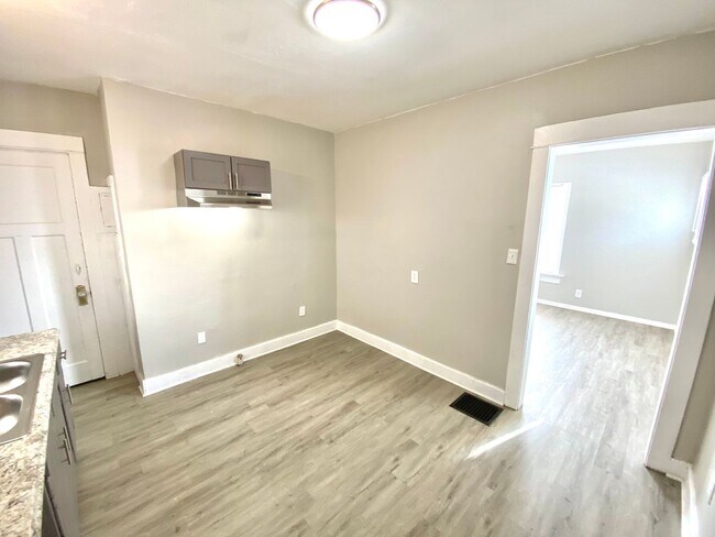 Building Photo - Newly Rehabbed Single Family in Dayton!: N...