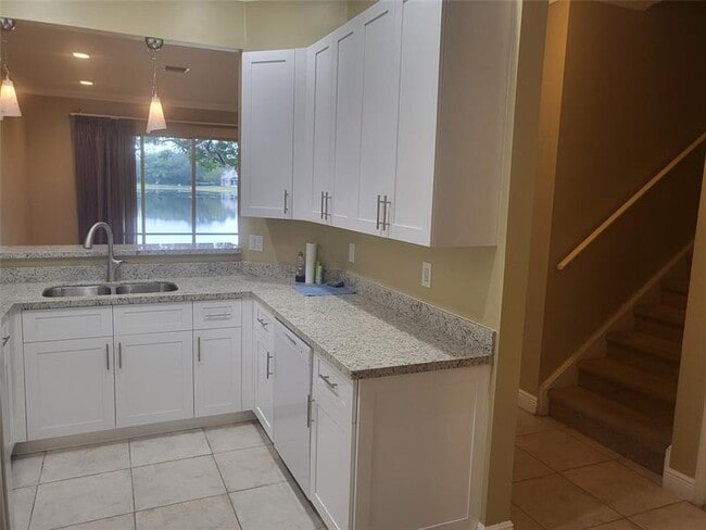 Building Photo - 3331 Lakeside Dr