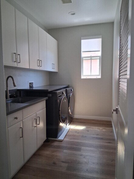 Building Photo - 9204 S Nobel Way