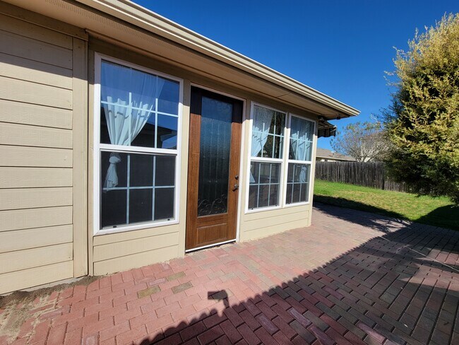 Building Photo - 2123 Wiltshire Dr