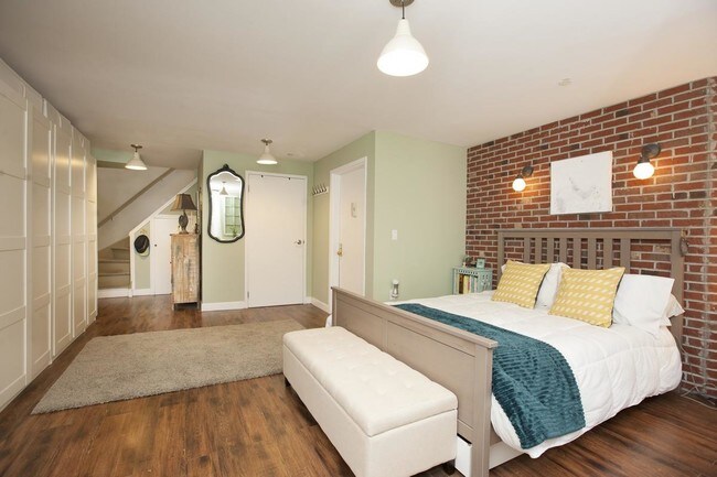 Building Photo - 712 Sackett St