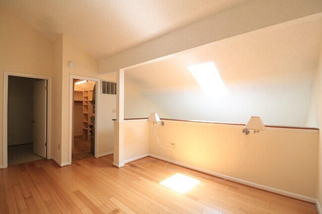 Building Photo - Top Floor 2/1.5 2 level Condo w/ Garage pa...