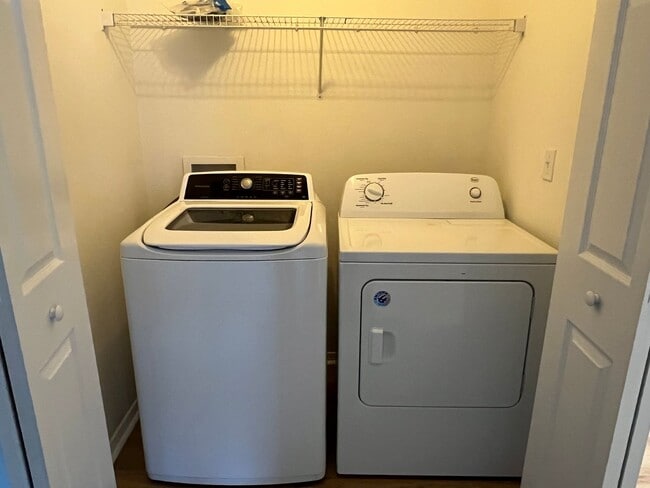 Building Photo - Four Bedroom Town Home with Two Car Garage in University Park-Renovated! Half Off First Month For...