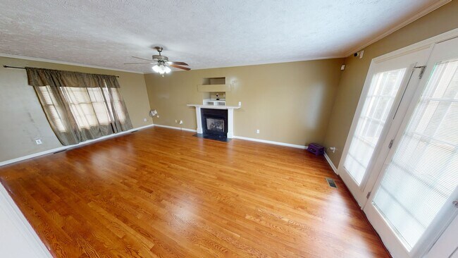 Building Photo - 4 Bedrooms in Sought After Neighborhood & ...